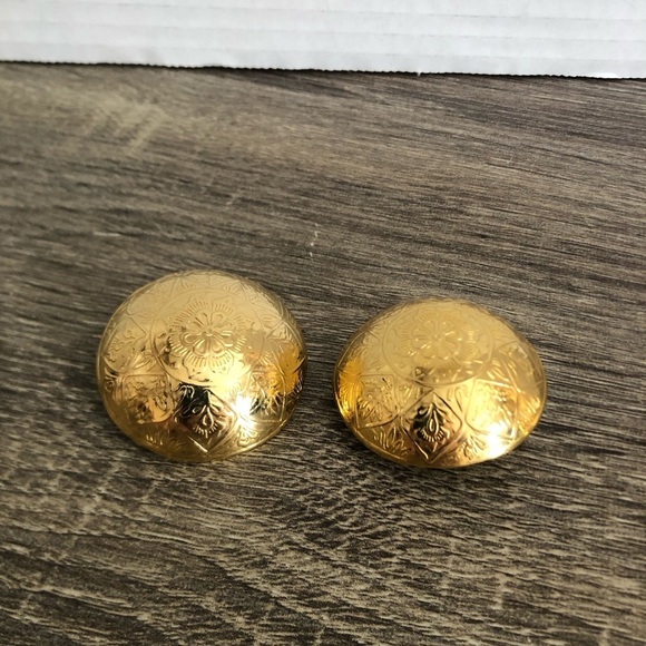 Vtg Gold Embossed Dome Clip On Earrings - Picture 10 of 10